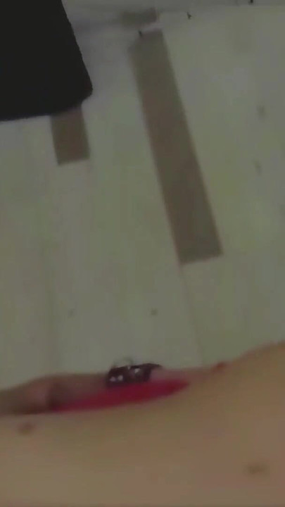 Ključni trenutak iz "Poslušne mlade studentice jebe jebena mašina i onda šprica po cijelom podu. u"