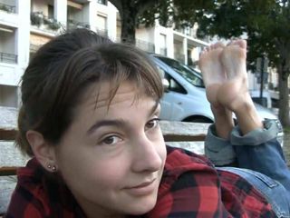 Franse brunette toont haar stinkende voeten