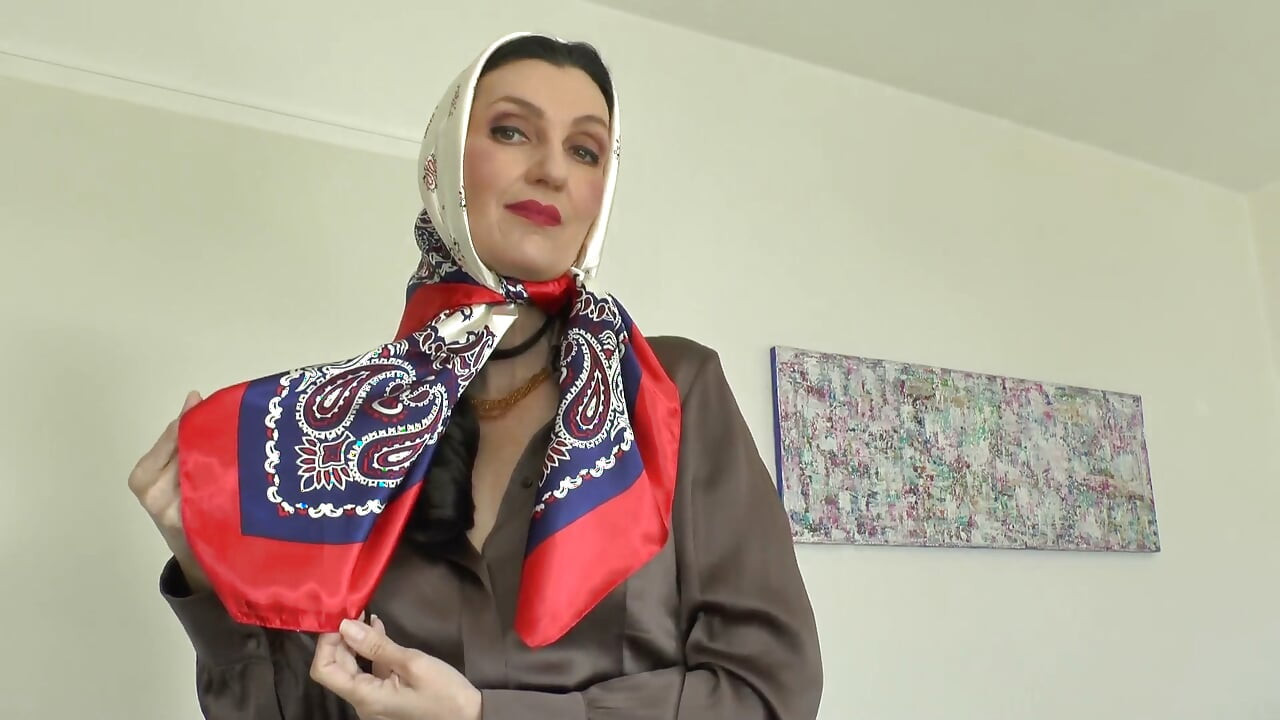 Afternoon Headscarf Try-on, Lady Victoria Valente