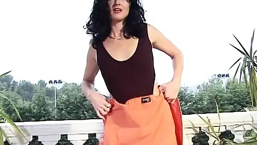 Pelacur Prancis berambut gelap yang menarik disetubuhi secara anal di adegan pov