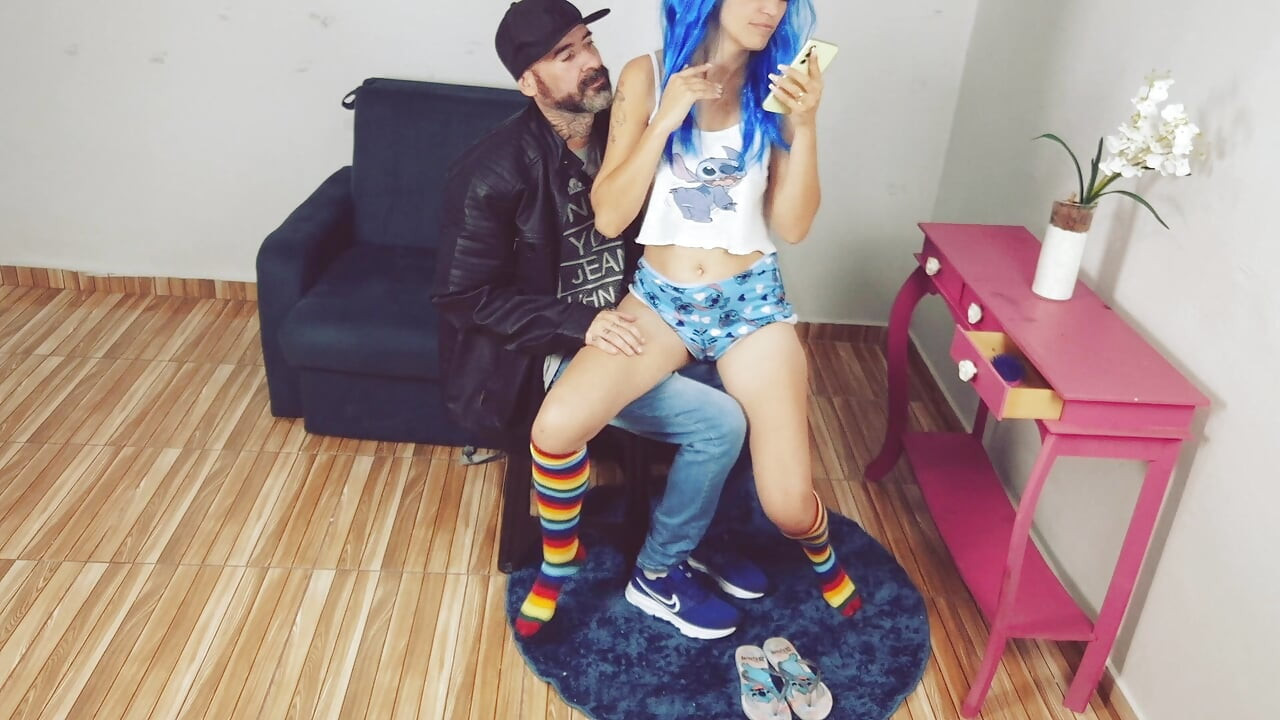 Meu padrasto se aproxima demim toda vez que estou penteando cabelo!