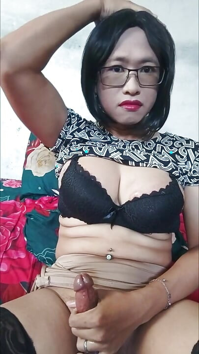 Travestiet masturbeert en komt klaar