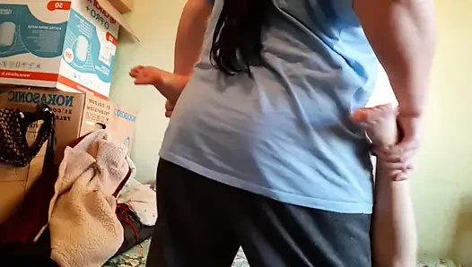 Aku ngentot pacarku pakai strap-on di balik celanaku