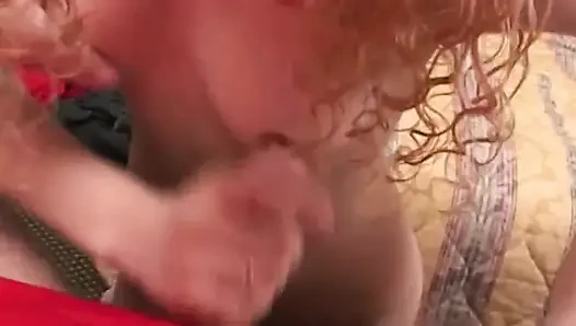 Sarışın amatör ıslak amcığını parmaklıyor ve yarak emiyor
