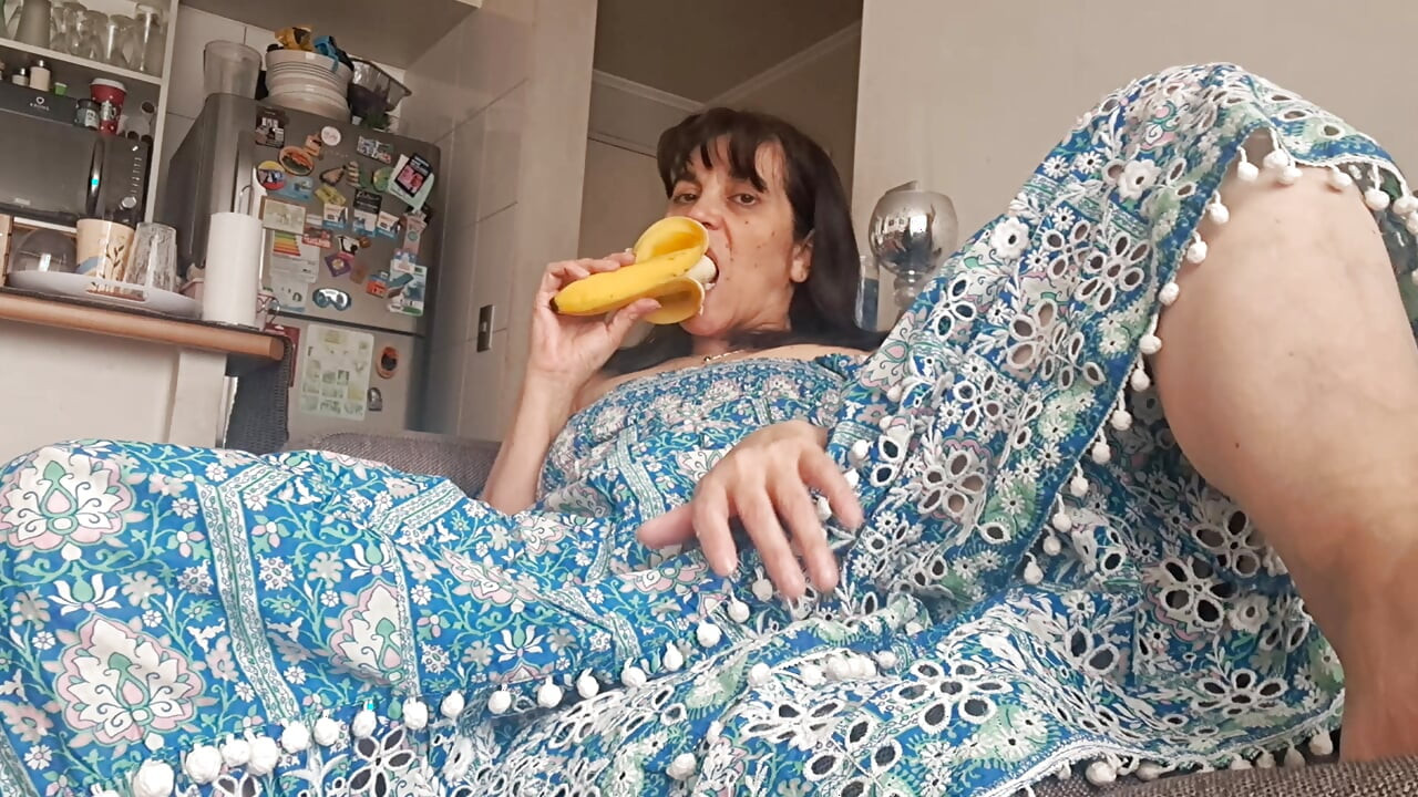 Orta yaşlı seksi kadın kıllı amcığını nazik vuruşlarla cezalandırıyor