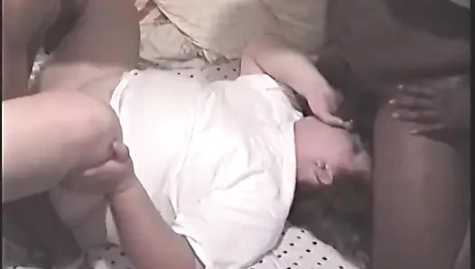Olgun esmer orta yaşlı seksi kadın birden fazla büyük zenci yarağı tarafından sert sikiliyor