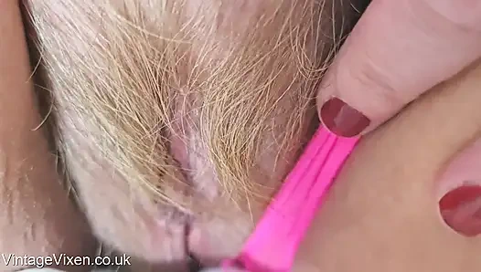 SCHÖNE REIFE BEHAARTE MUSCHI EINER BBW