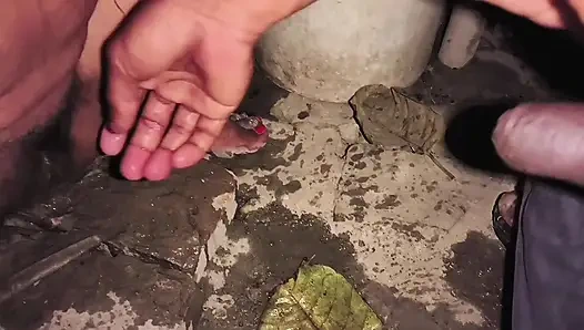Die Nachbarin sah, wie madhu-rani1 sie fingerte, packte ihr Land und zog sie unter und urinierte darauf. Desi bhabhi pisst