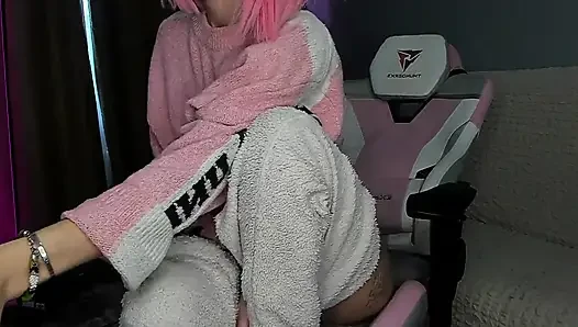 Gadis imut dengan piyama yang nyaman ini tau banget cara pemanasannya yang lebih baik