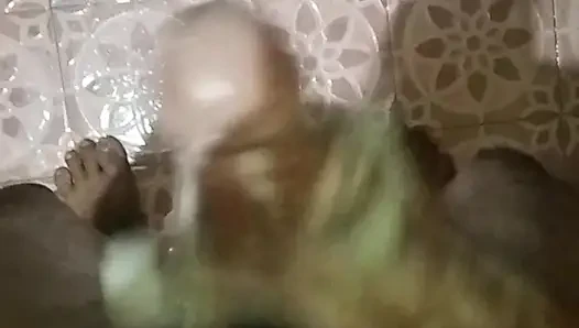 Banyoda sabunla oynuyor