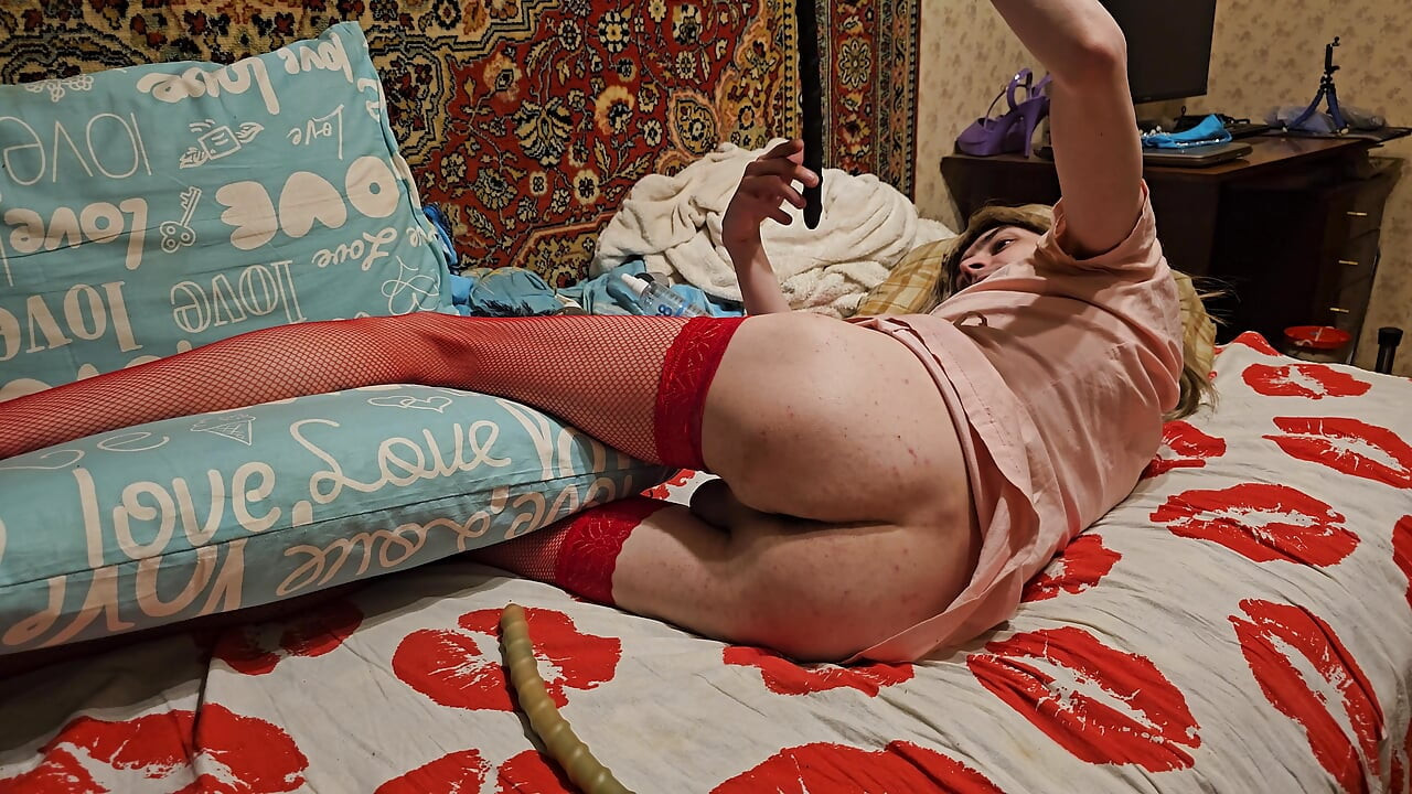 Femboy, sissy-hure-schlampen-sklave hat anal, sehr lang, tief, extremer dildo, amateur, selbstgedreht, sasha Earth, russisch