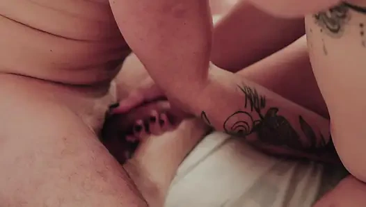 Agatha Ludovino adalah BBW nakal yang suka mengisap penisku.