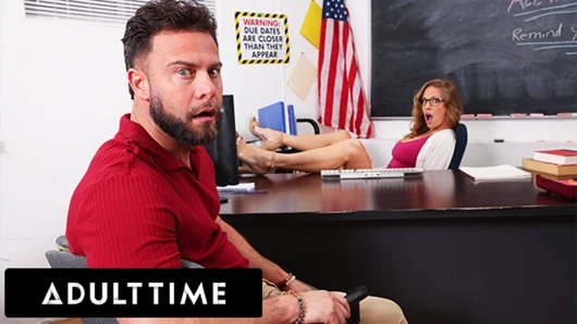 ADULT TIME - orta yaşlı seksi öğretmen Annie King sınıfta öğrencinin üvey babası tarafından mastürbasyon yaparken yakalandı