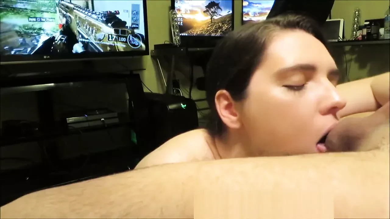 Selena22 - Sucking his balls while he plays cod