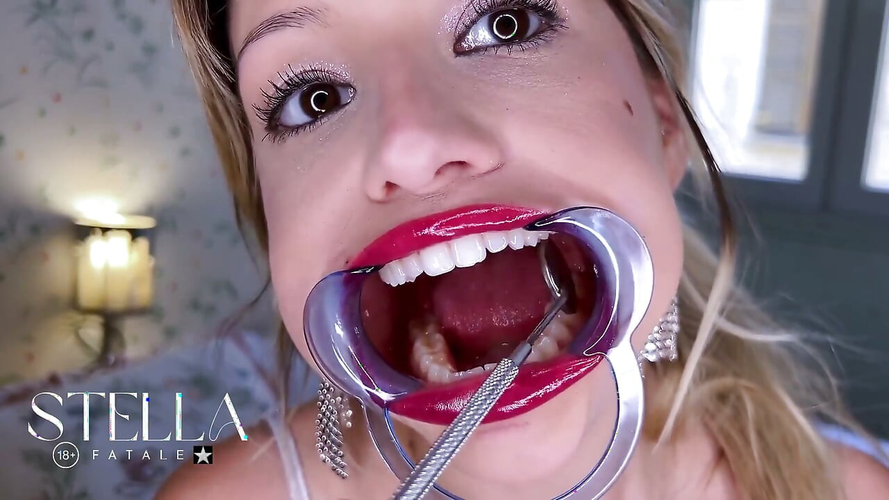 Herramientas dentales examen de la boca todos los dientes se muestran