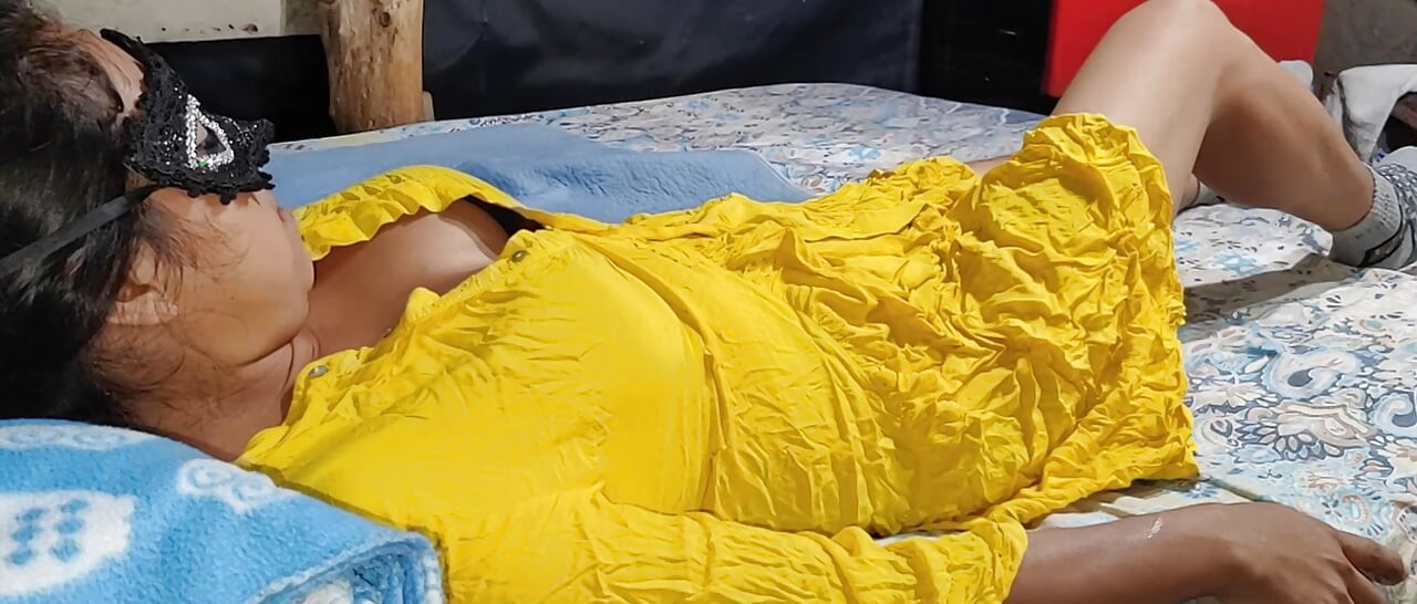 Breaking the tight pussy of an 18-year-old girl from Tamil India from x video