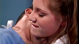 Linda adolescente Candy Striper es perforada por un médico en la sala de examen
