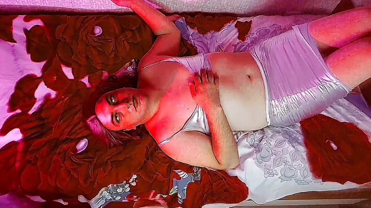Slatki femboy vrti kosu dok leži na krevetu