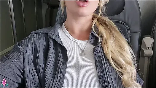 Betrügendes Mädchen gibt riskanten Blowjob im Flugzeug auf einer Geschäftsreise