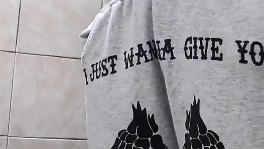 Nehmen Sie mein Bad mit squirting am Anfang zur Entspannung