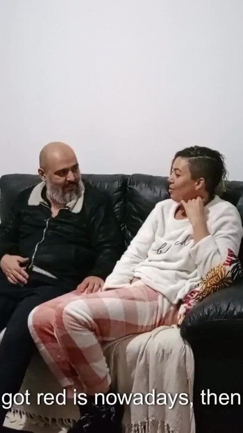 Must-share okamžik z "Nevlastní otec přijde domů a najde svou nevlastní dceru na gauči a ona ho svádí, dokud nemají sex."