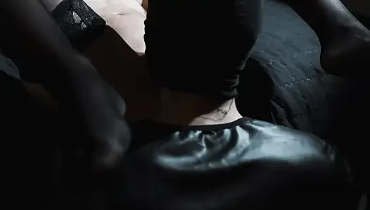 Cowok ini lagi asik orgasme intens sambil berlutut dan jilat memekku