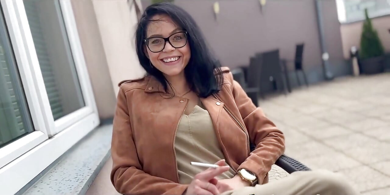 Κάπνισμα στη βροχή στην οροφή του ξενοδοχείου:)