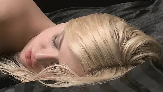 Gözleri bağlı büyük götlü sarışın kaslı adamdan sikiliyor ve sağılıyor