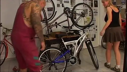 Горячую грудастую милфу трахнул и кончил на киску огромный член в любительском видео