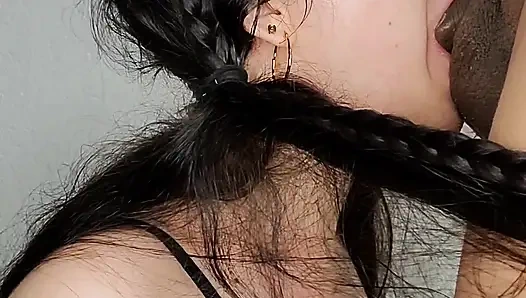 Mi süße nachbarin schob meinen schwanz in ihre kehle - abspritzen und schlampiger halsfick