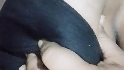 Dakkalı evli kadın vücudunu ve amcığını gösteriyor