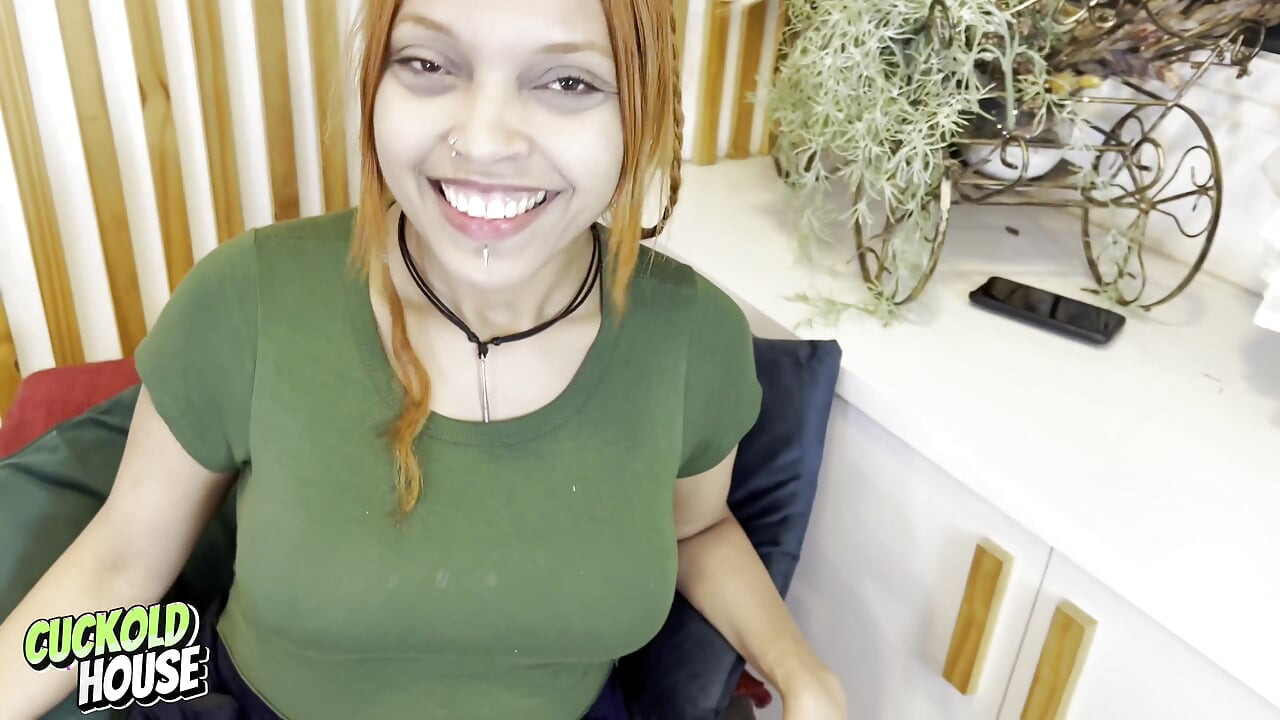 Cuckolded Groom foretager et videoopkald for at se sin brud have sex med en mand med en tyk pik