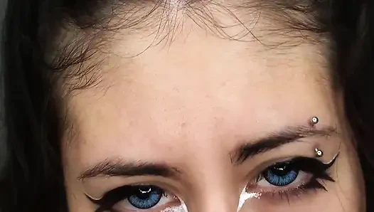 Я делаю ему вкусный минет, когда он приходит ко мне домой - минет и глотание спермы в любительском видео