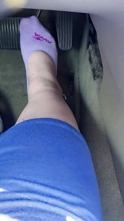 Pedalpumpning i lilla sokker