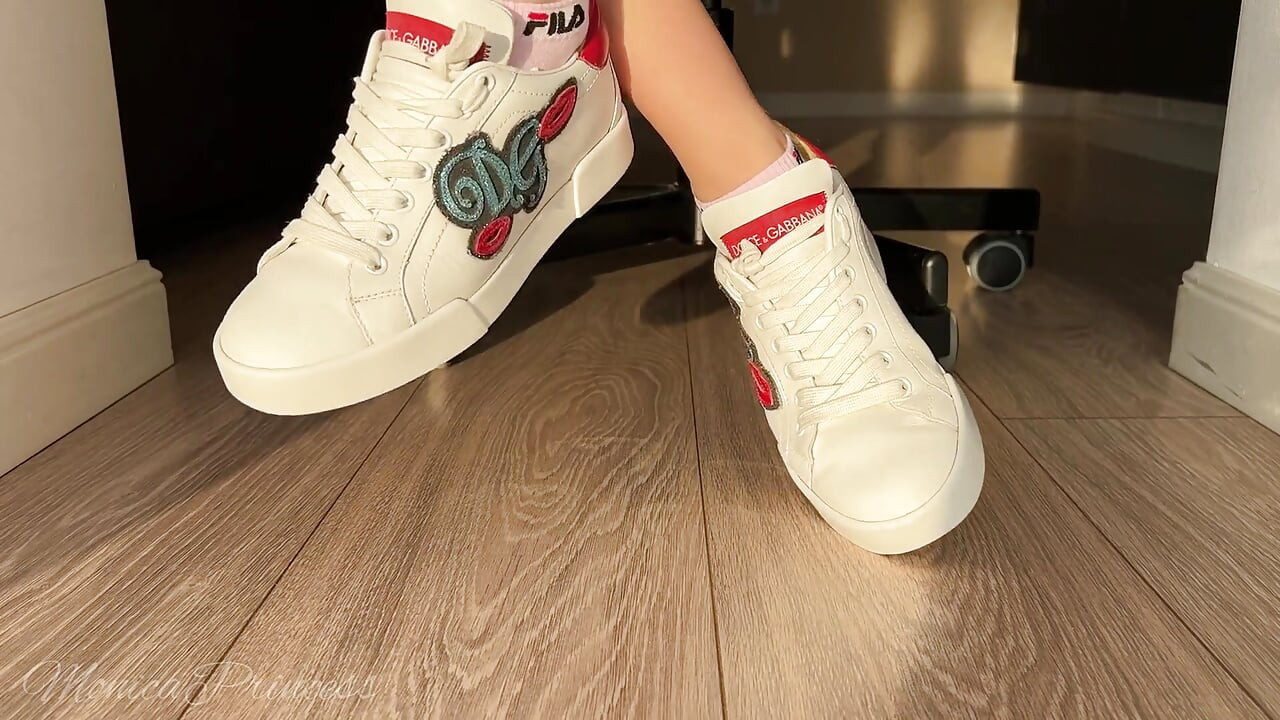 Jogo do pé em sapatos, meias, descalça