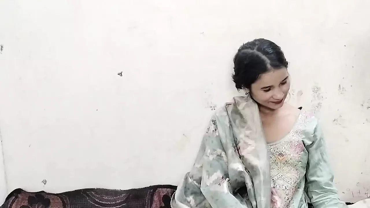 Desi ko saman dene ke bahane jabar dasti pela