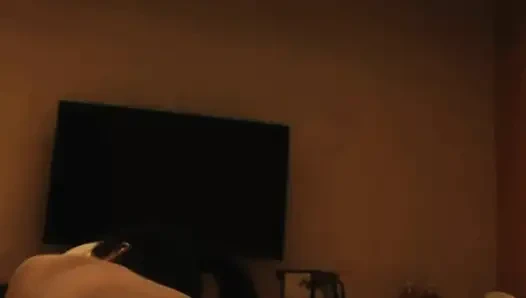 Florida'da bir odada her gün mastürbasyon yapıyor ve ona sohbette mesaj atmasını bekliyor