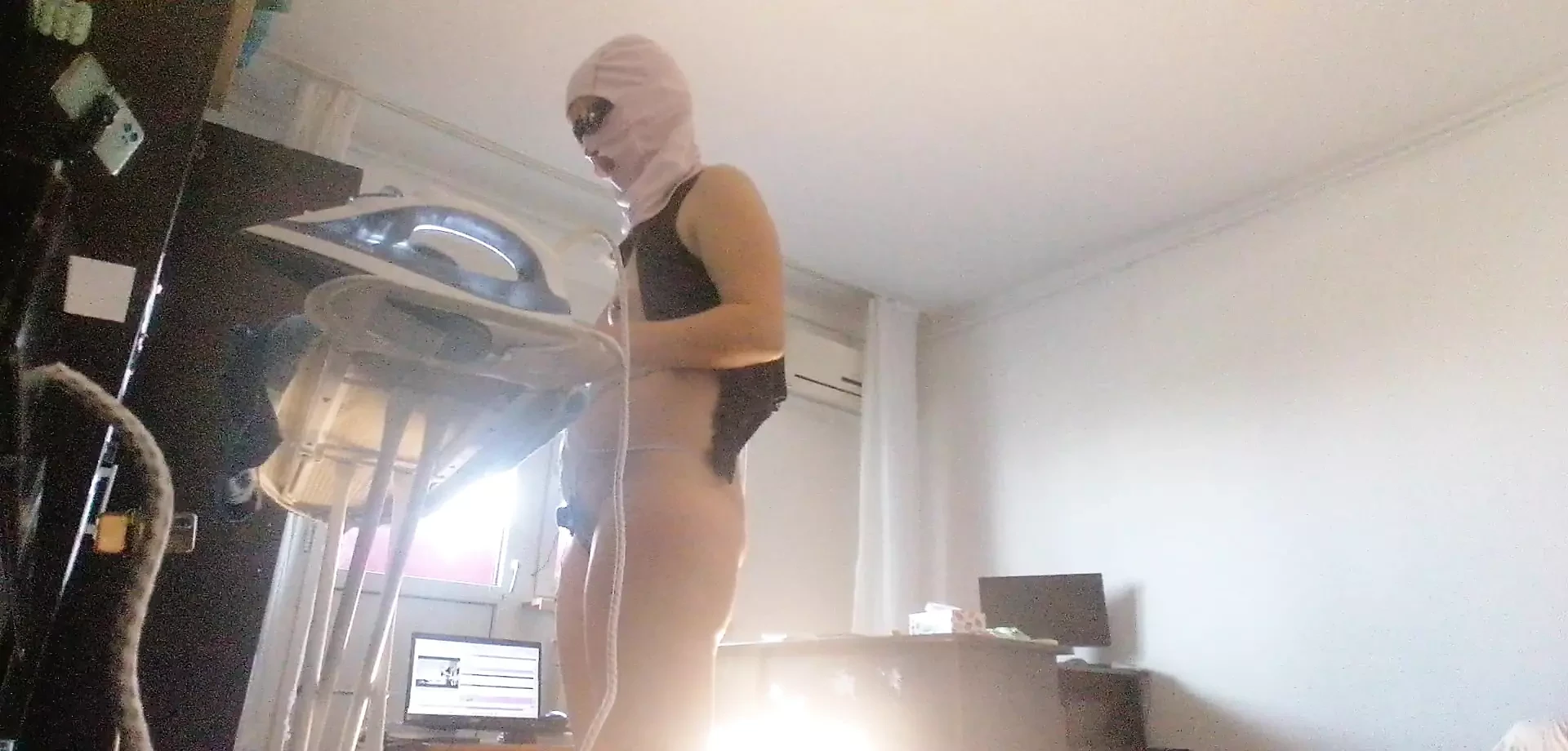 Seksi kadın çıplak temizlik yapıyor. Esmer, kıllı kedi, büyük göt, büyük göğüsler. Seksi anne vibratörle kendine masaj yapıyor