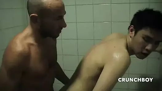 jeune chinois baisé par deux mecs dans les toilettes publiques
