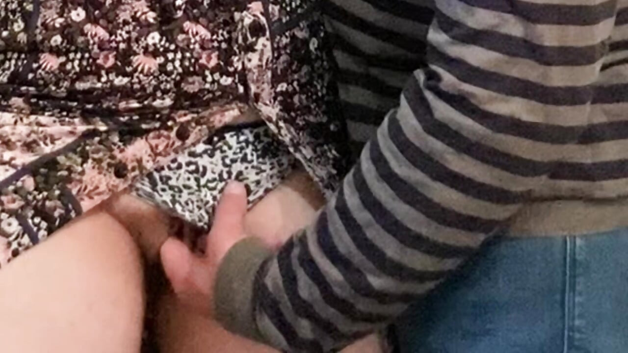 Denne fremmedes fingre gned fitta mi under skjørtet