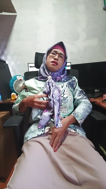 Deslumbrantes peitões hijab transsexual se masturbam