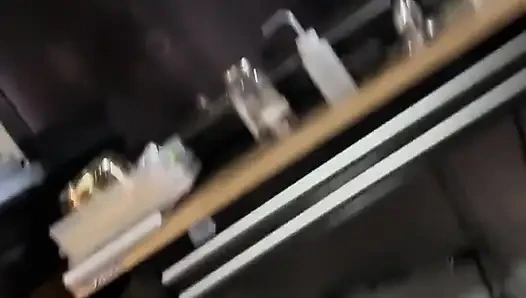 Seksi orta yaşlı seksi kadın yarak emiyor