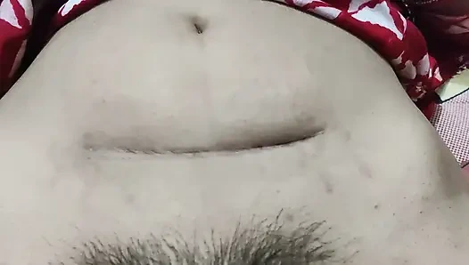 Genç anne erkek arkadaşının yatak odasında parmakla tatmin olan genç amcık