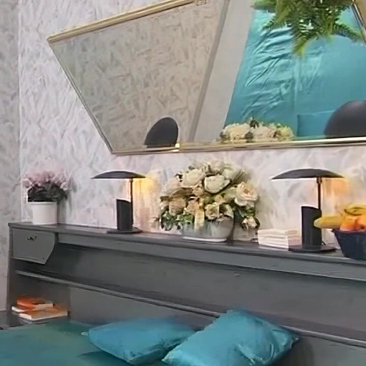 Sedutora jovem morena devastada por garanhão maduro na cama