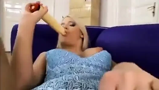 Cowok ini ngentot cewek seksi rambut pirang di sofa