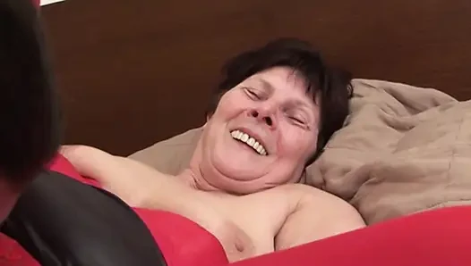 Azgın olgun hatun mutfak tezgahında sırılsıklam amını parmaklıyor