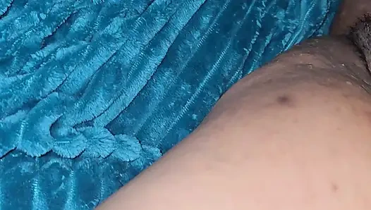 Latin orta yaşlı seksi kadın amcığını fışkırtarak oynuyor