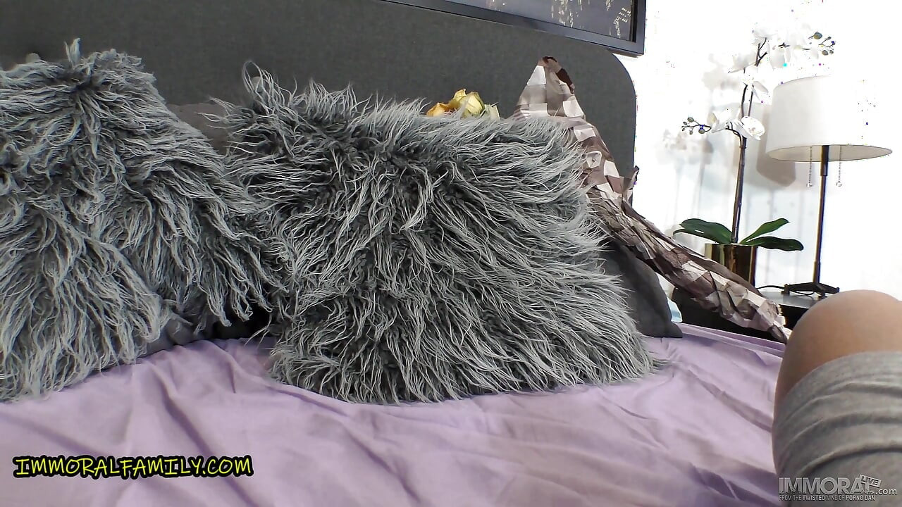 My redhead stepmom Zara DuRose shows bush is better than flowers – Immoral Family 4k