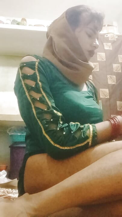 Green suit main sexy dikhti hui urvashi rani