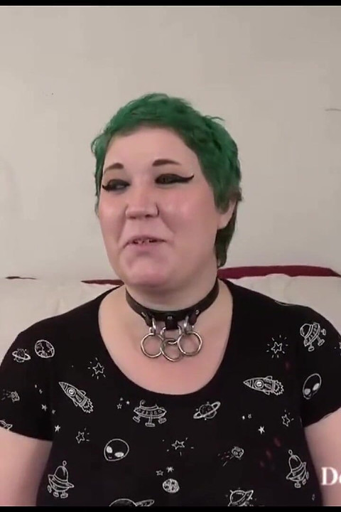 Çaresiz amatörler iri güzel kadın jynx ve orta yaşlı seksi kadın jess sıkı amcıklarını büyük beyaz yarakla sert siktiriyor